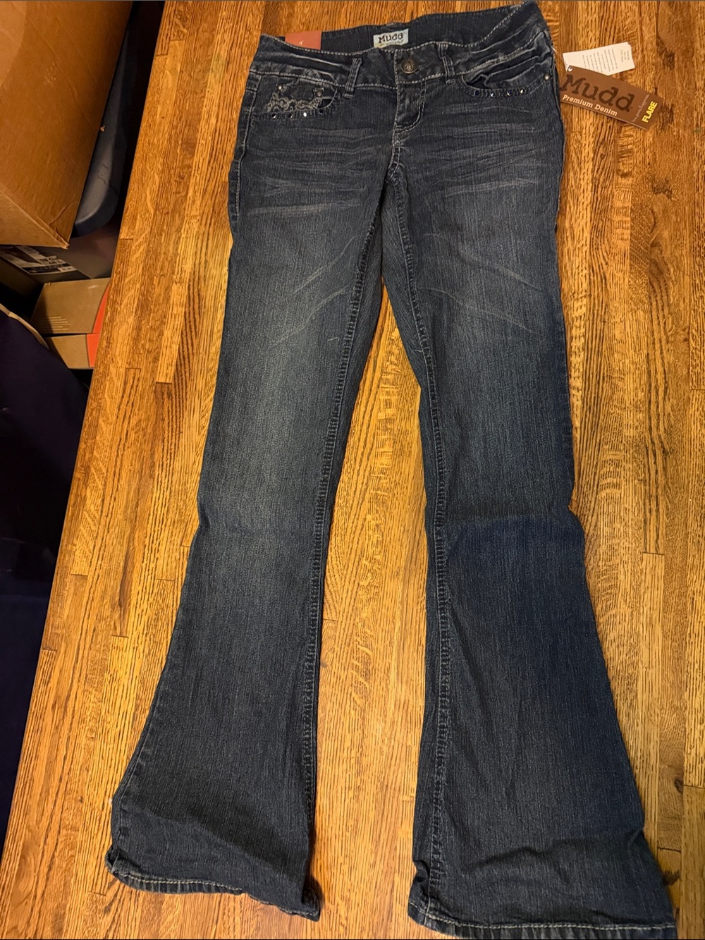 New with tags size 7 Mudd juniors Women's Dark Blue studded Flare Jeans 29x 32